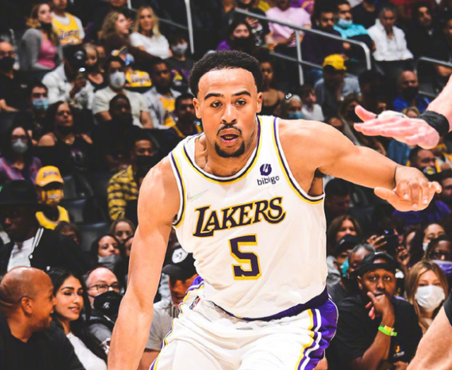  浓眉哥新星败北表现突出，RNG前途光明！观众掌声雷动乐鱼体育登入